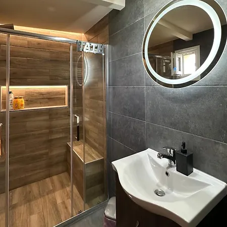 Luxury With Jacuzzi Apartment